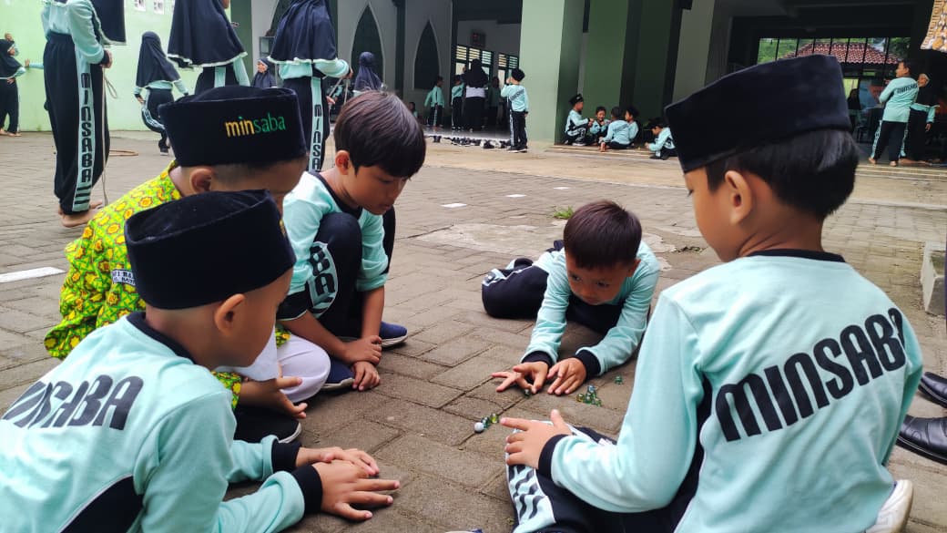 Belajar Sambil Bermain: Siswa MIN 1 Bantul Gali Nilai Edukasi dari Permainan Tradisional